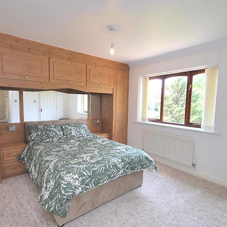 Entire And Exclusive Four Bed Detached Villa Lostock Exterior photo