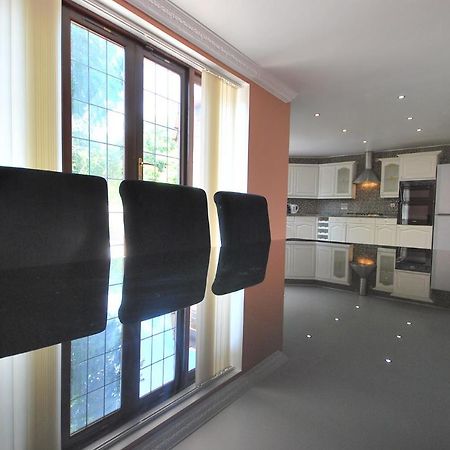 Entire And Exclusive Four Bed Detached Villa Lostock Exterior photo