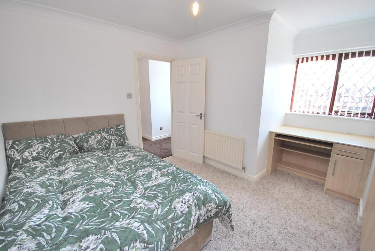 Entire And Exclusive Four Bed Detached Villa Lostock Exterior photo