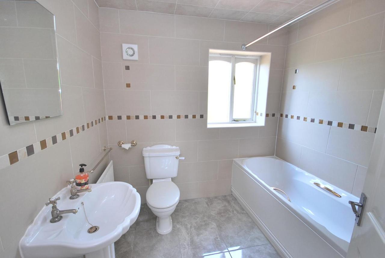 Entire And Exclusive Four Bed Detached Villa Lostock Exterior photo