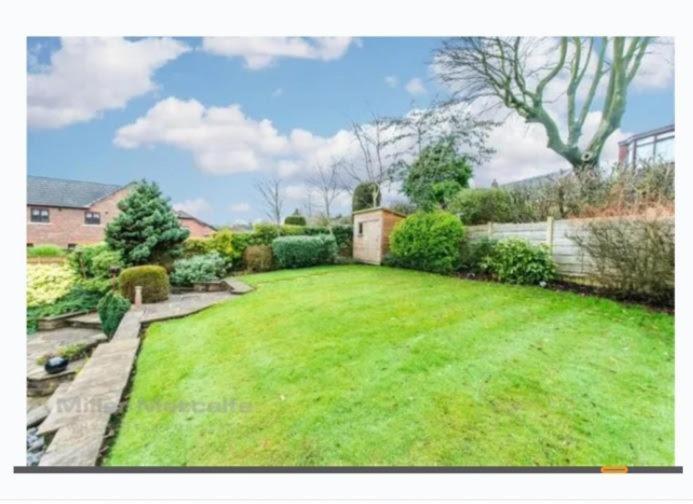 Entire And Exclusive Four Bed Detached Villa Lostock Exterior photo