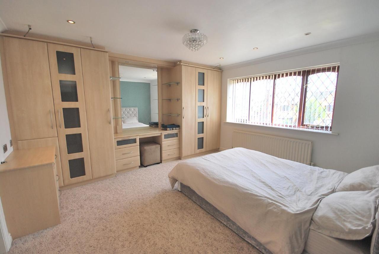 Entire And Exclusive Four Bed Detached Villa Lostock Exterior photo
