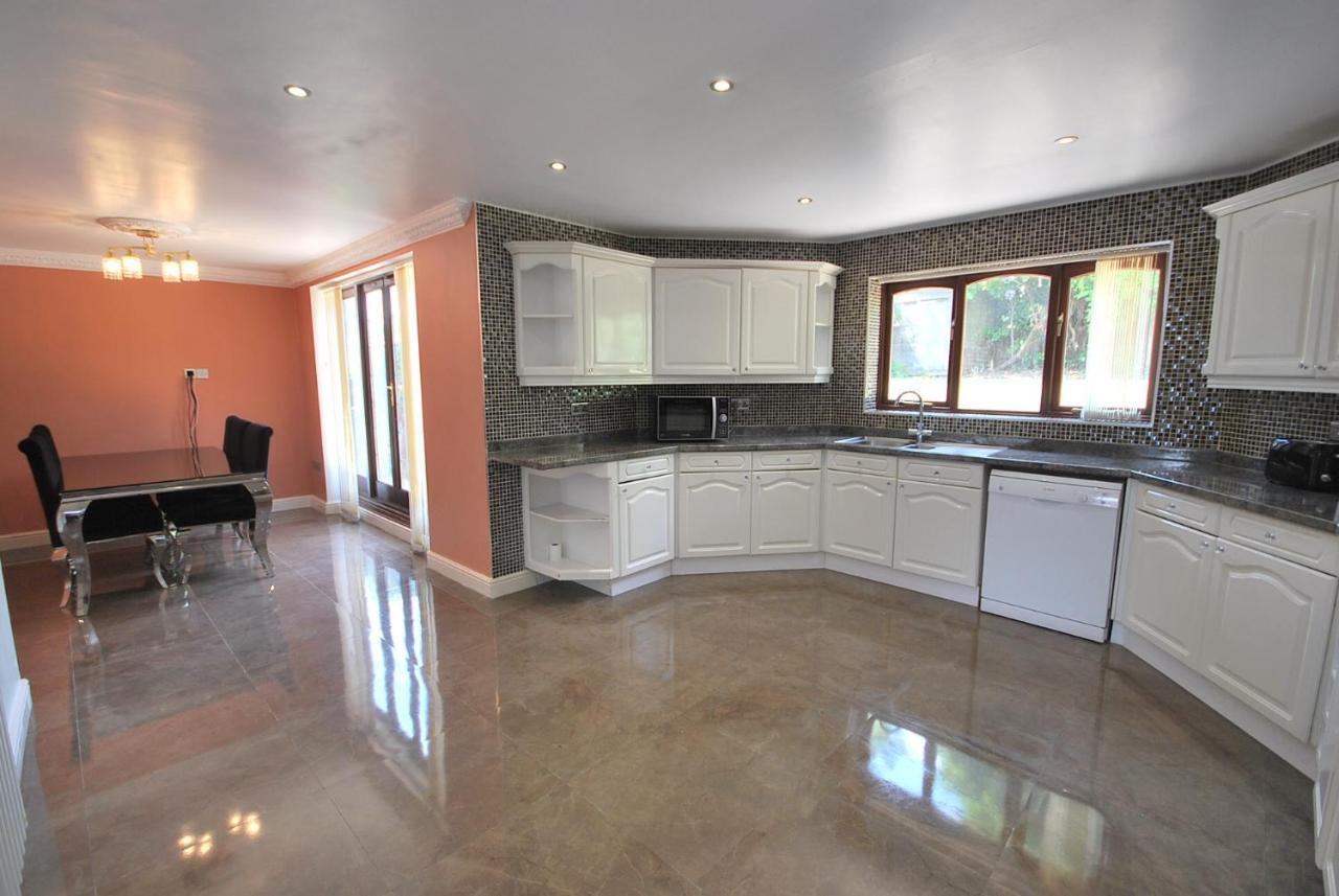 Entire And Exclusive Four Bed Detached Villa Lostock Exterior photo