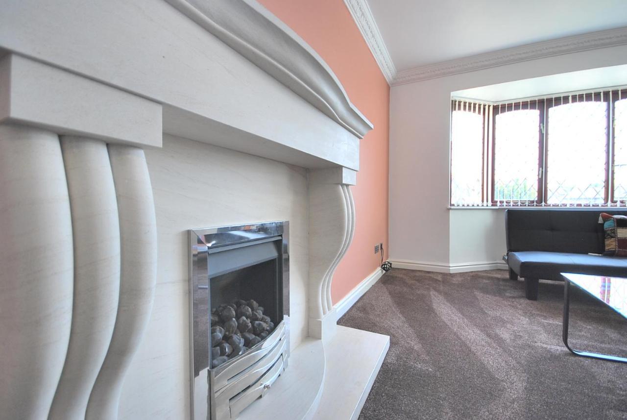 Entire And Exclusive Four Bed Detached Villa Lostock Exterior photo