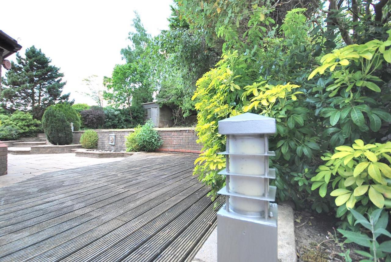 Entire And Exclusive Four Bed Detached Villa Lostock Exterior photo