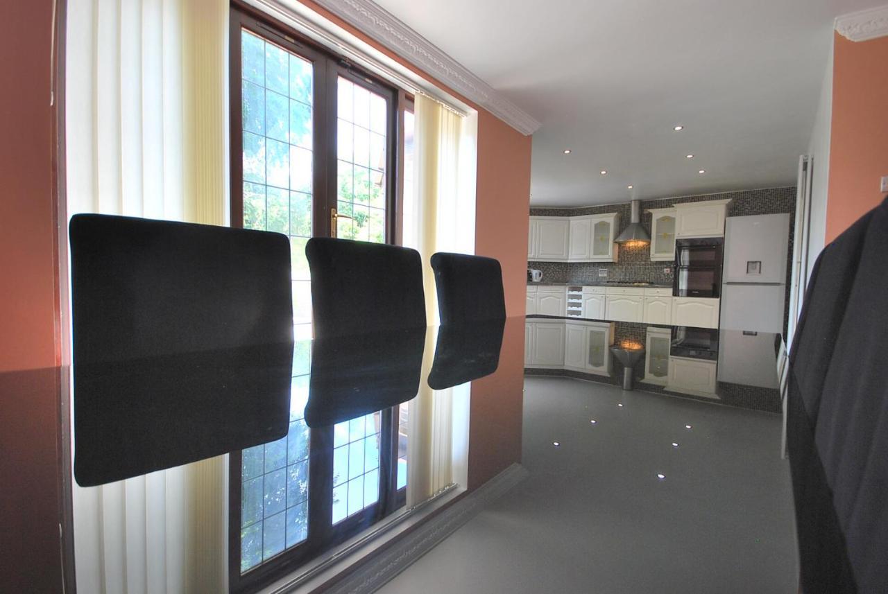 Entire And Exclusive Four Bed Detached Villa Lostock Exterior photo