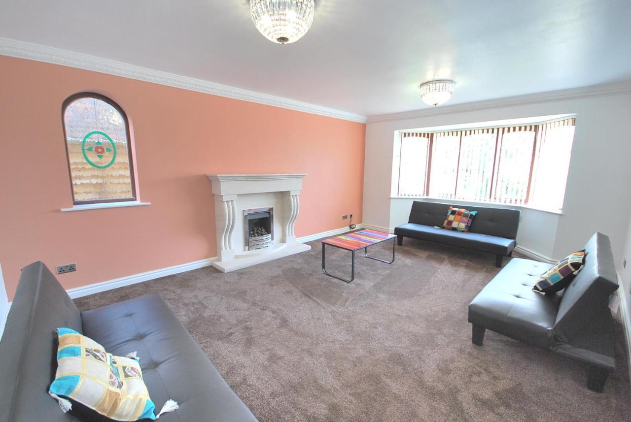Entire And Exclusive Four Bed Detached Villa Lostock Exterior photo