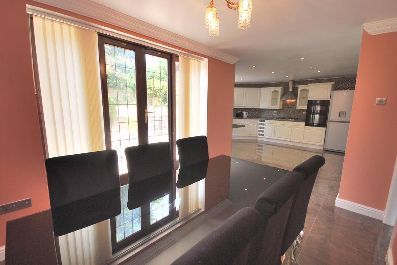 Entire And Exclusive Four Bed Detached Villa Lostock Exterior photo