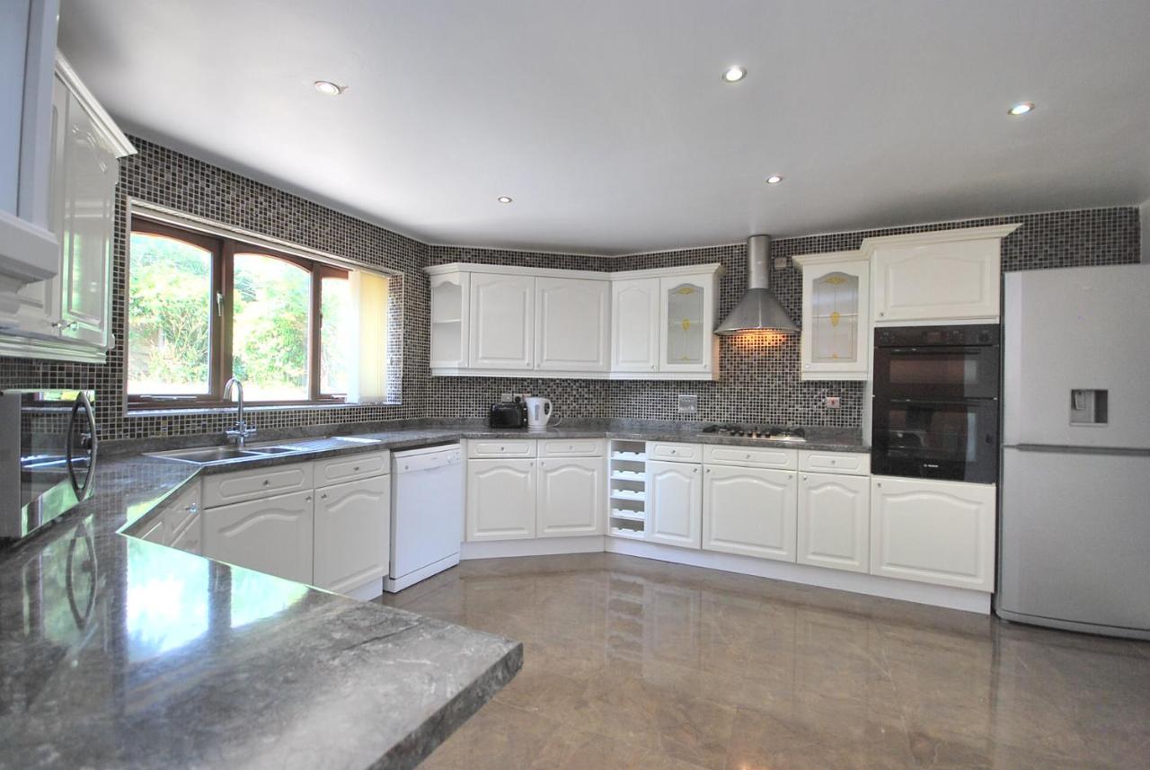 Entire And Exclusive Four Bed Detached Villa Lostock Exterior photo