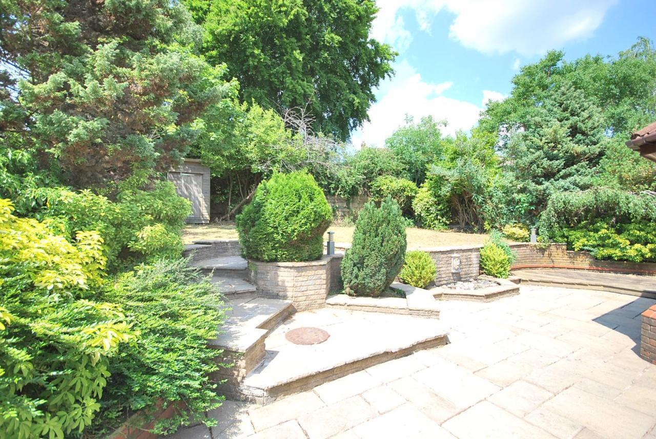 Entire And Exclusive Four Bed Detached Villa Lostock Exterior photo