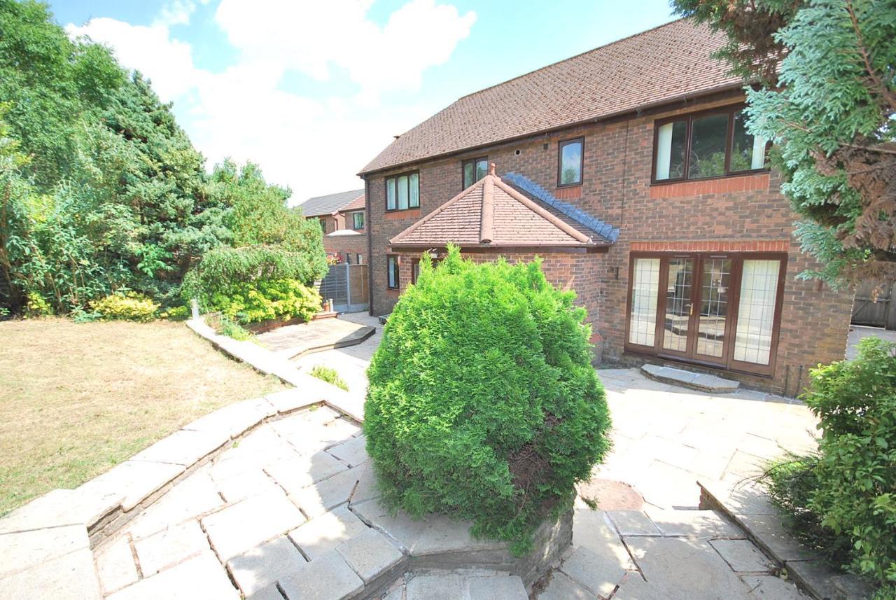 Entire And Exclusive Four Bed Detached Villa Lostock Exterior photo