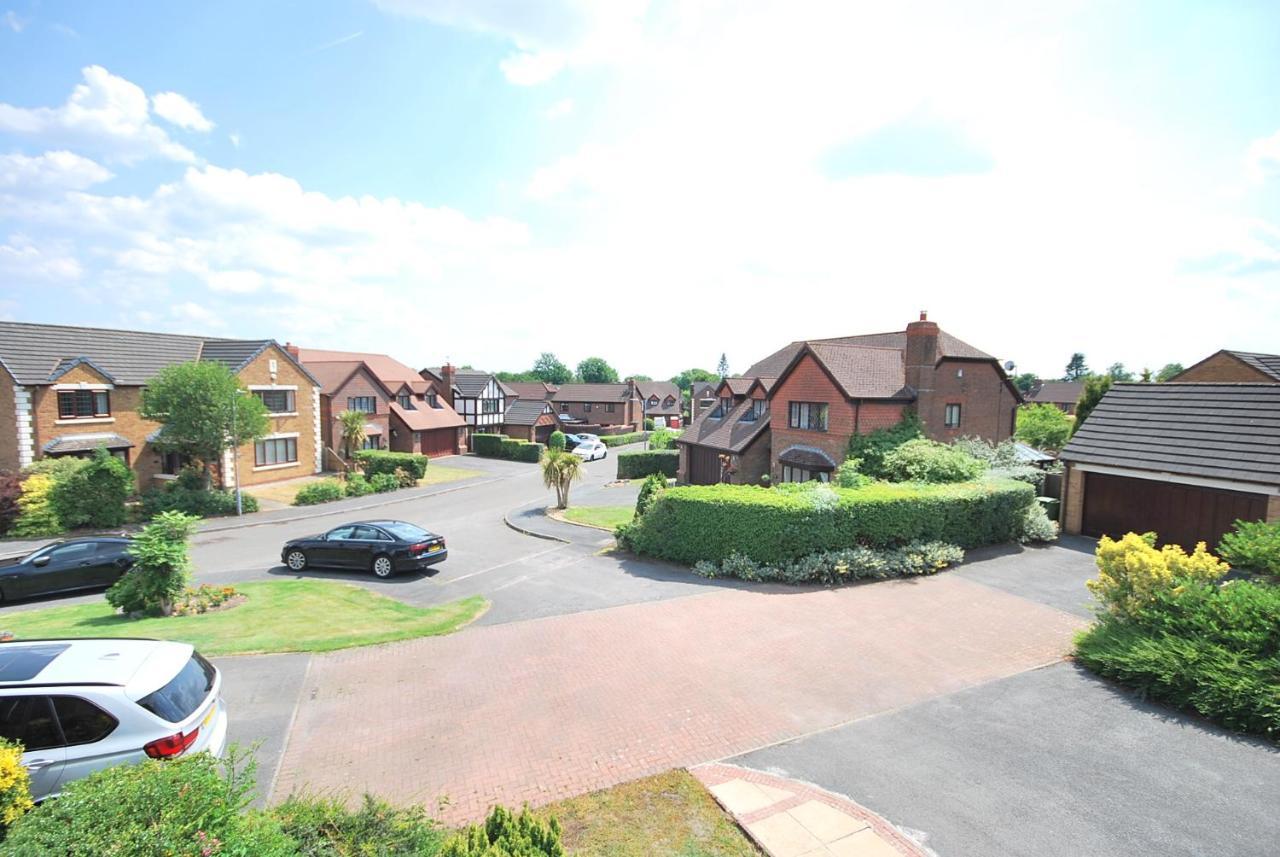 Entire And Exclusive Four Bed Detached Villa Lostock Exterior photo