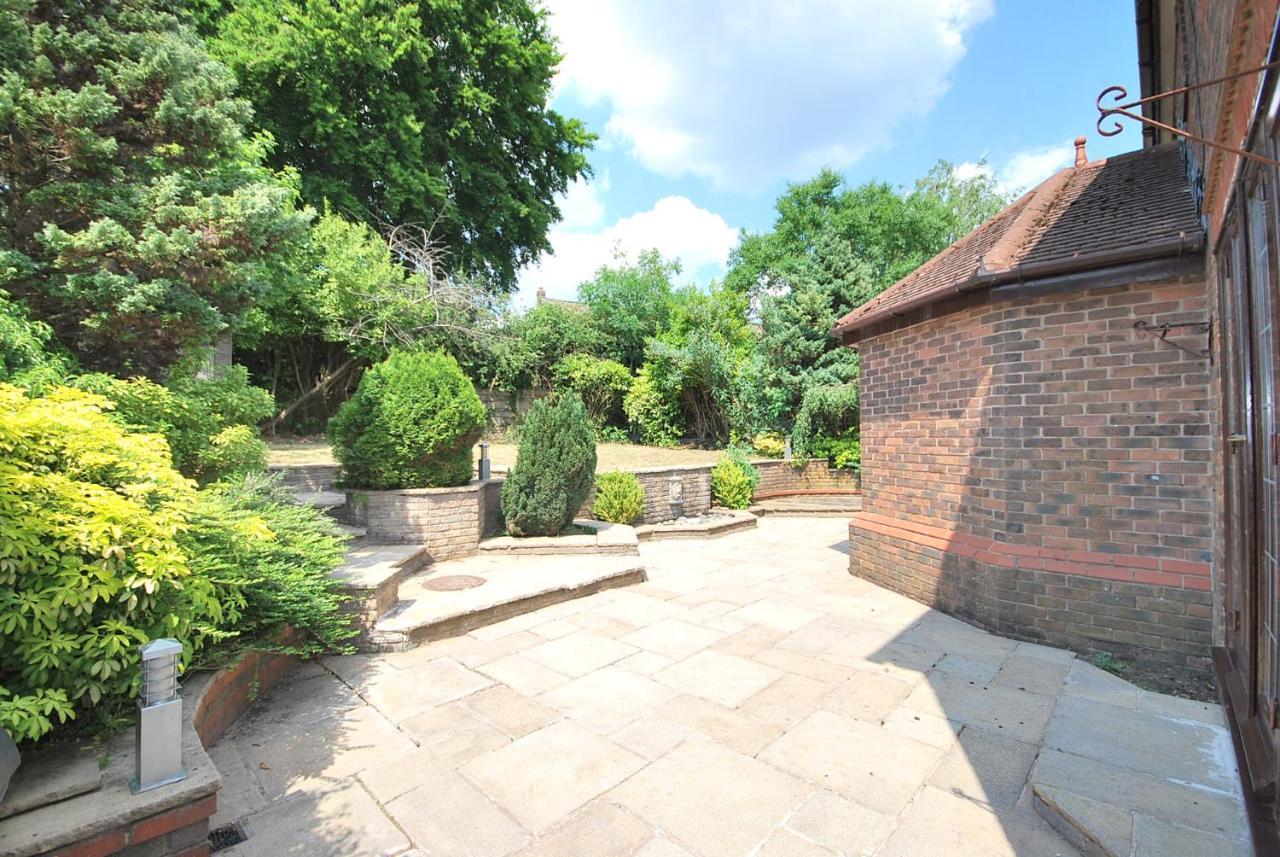 Entire And Exclusive Four Bed Detached Villa Lostock Exterior photo