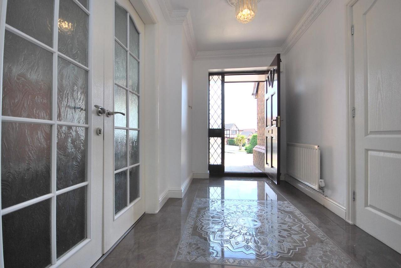 Entire And Exclusive Four Bed Detached Villa Lostock Exterior photo
