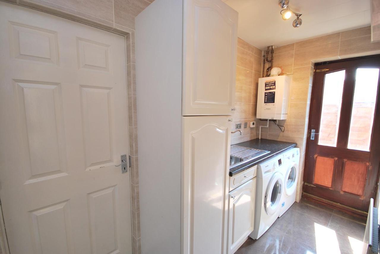Entire And Exclusive Four Bed Detached Villa Lostock Exterior photo