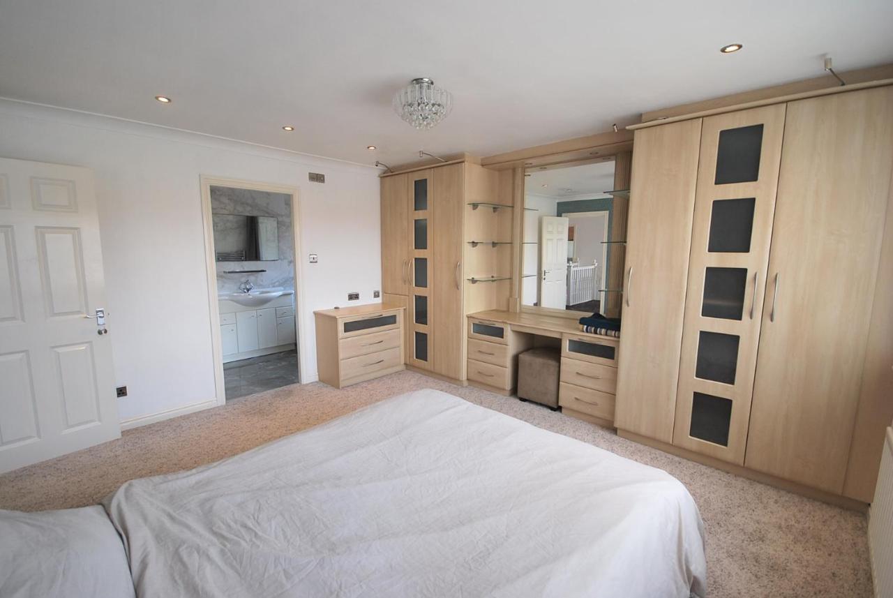 Entire And Exclusive Four Bed Detached Villa Lostock Exterior photo