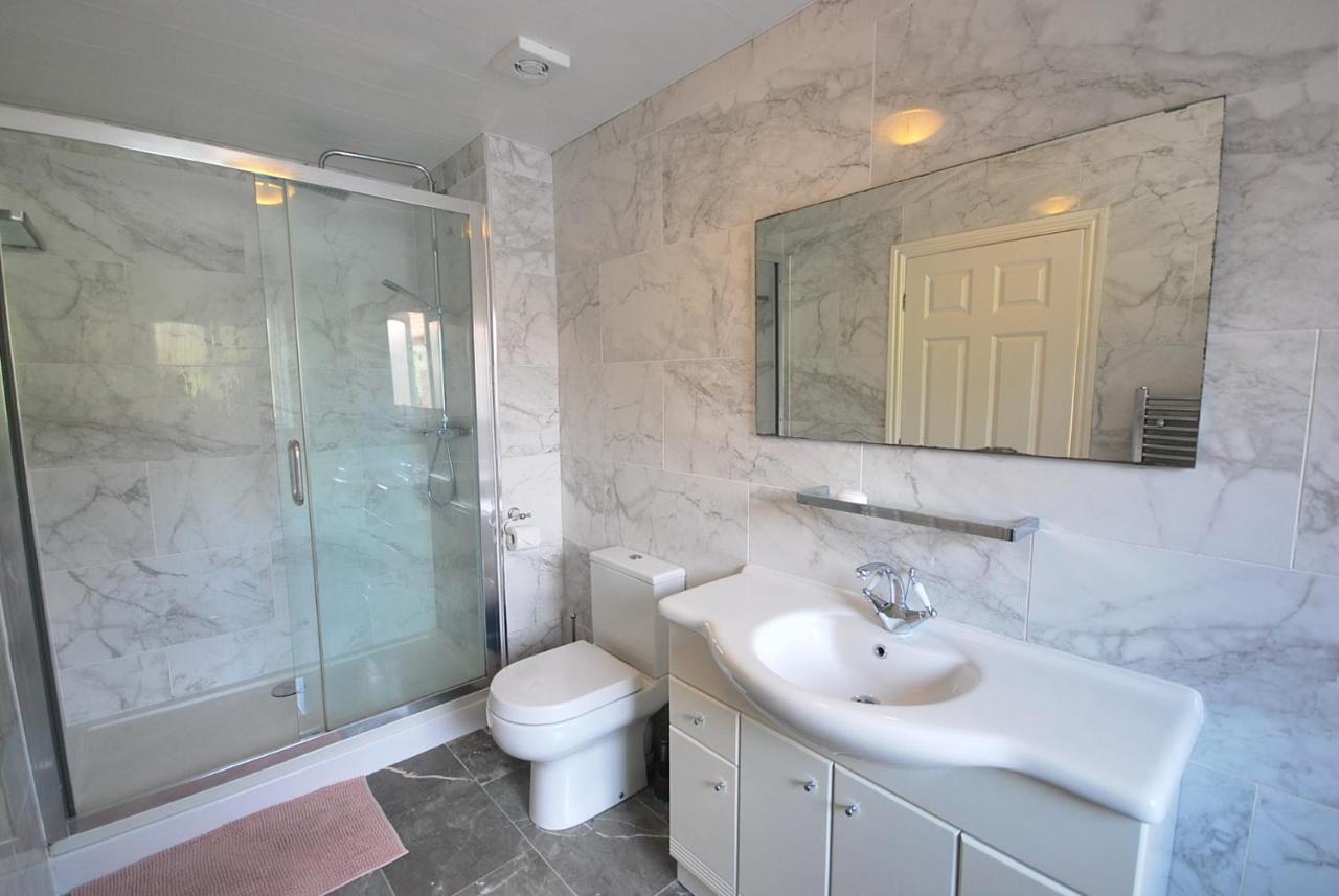 Entire And Exclusive Four Bed Detached Villa Lostock Exterior photo
