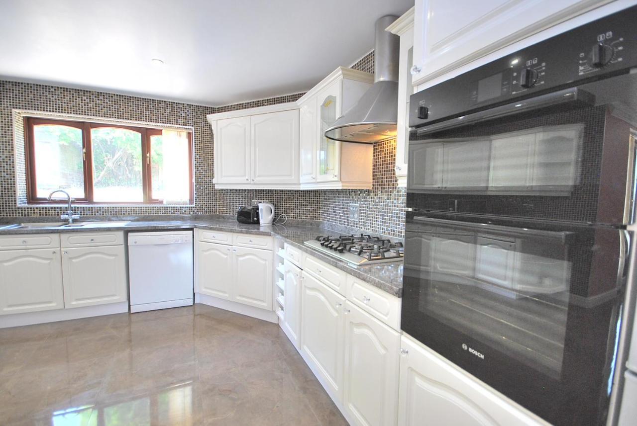Entire And Exclusive Four Bed Detached Villa Lostock Exterior photo