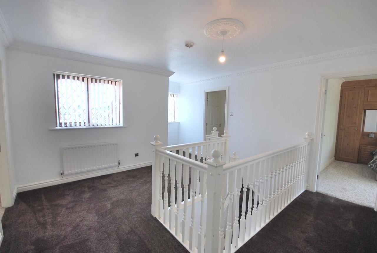 Entire And Exclusive Four Bed Detached Villa Lostock Exterior photo